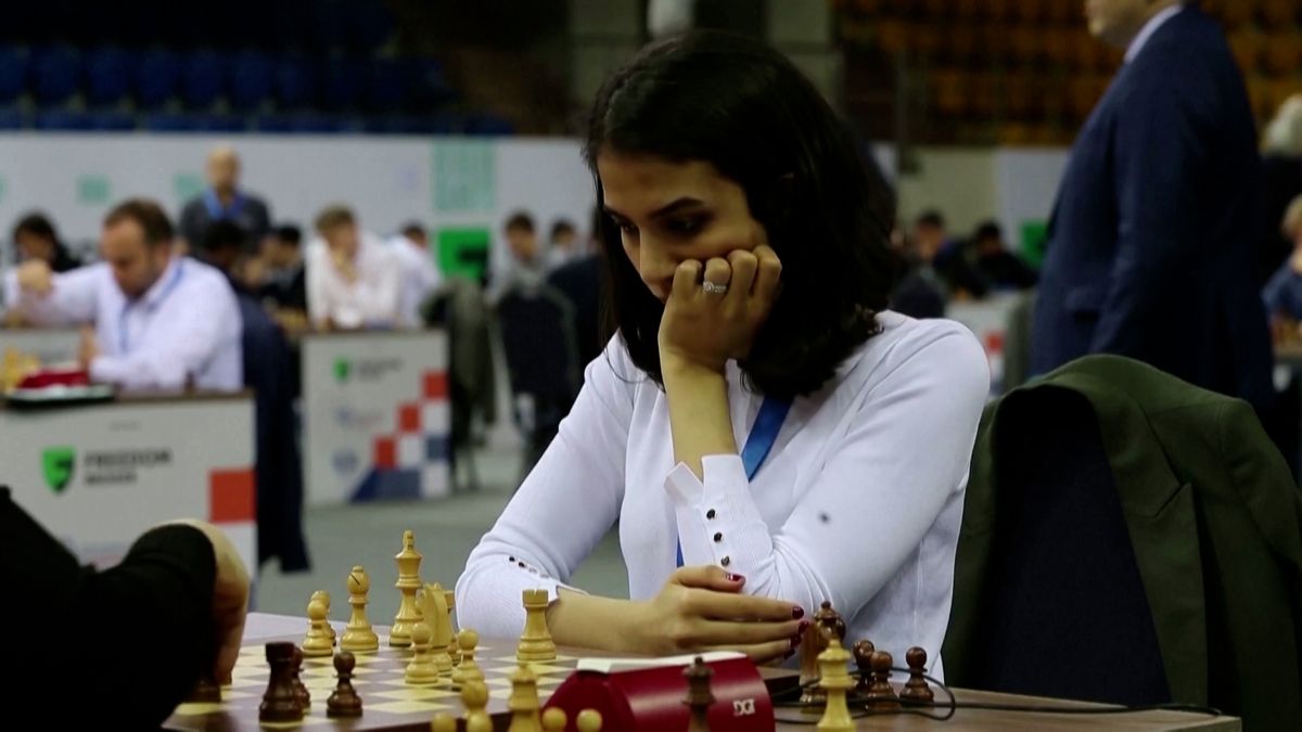 Íránská šachistka nehrála turnaj v zahraničí v šátku. Domů už se asi nevrátí